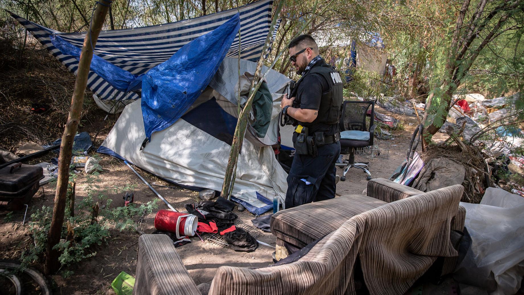 El Condado Pima contrata a trabajadora social para ayudar a personas que enfrentan desalojo